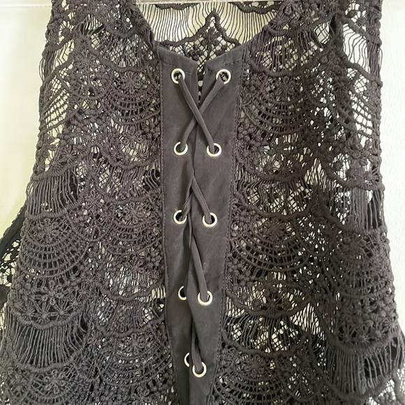 Indah Kera Lace Up Back Cropped Lace Tank in Black Size Medium - Picture 4 of 7